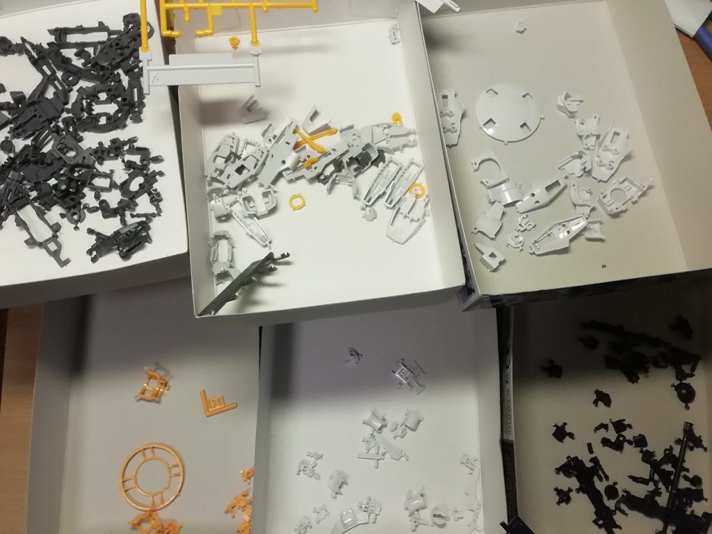 ABCD、、、、ランナー毎にゲート処理まで行い別けておけば製作工程に一連の流れが出来ると過程、早速実践!