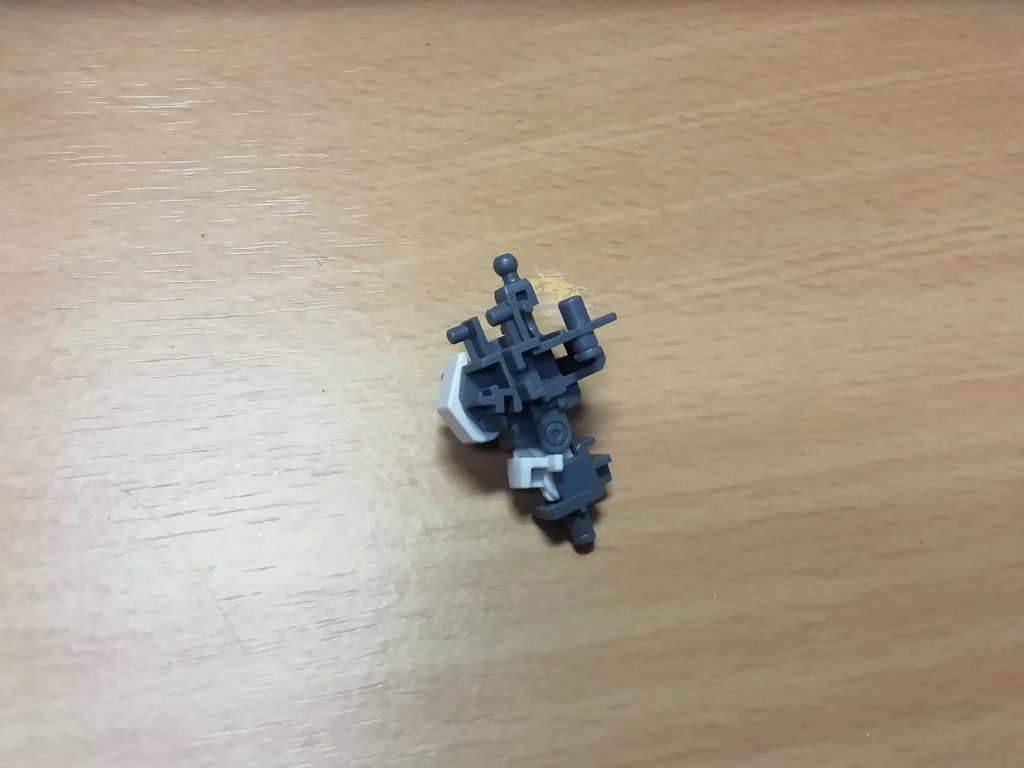 説明書をみて指示通りにつくっていく、、、先はながい。