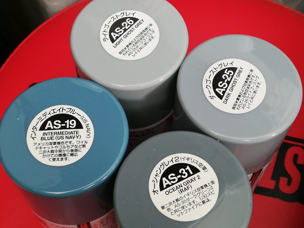 エアーモデルスプレーから青味が強いグレイ系をチョイス。逆にニュートラルグレイ、オーシャングレイ、グレイバイオレットはクセのないグレーなので武器やフレームに最適です。