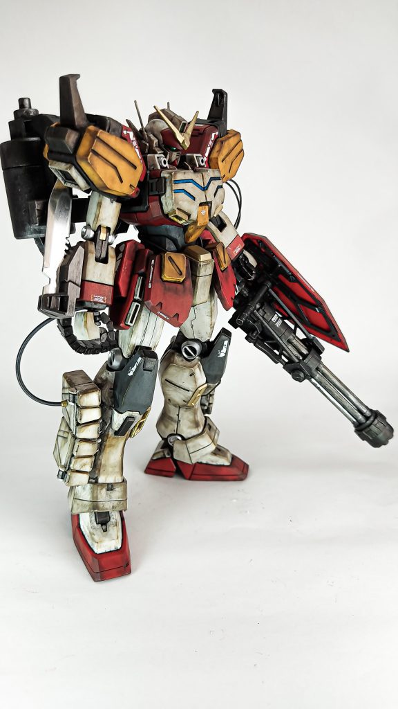 前回のアストレイで「ウェザリングするとデカールが全然目立たない上にメラミンスポンジで剥げる」ことが判明しました。今回はウェザリング後にデカールを貼って、つや消しトップコートを吹いています。こっちの方がいいですね。