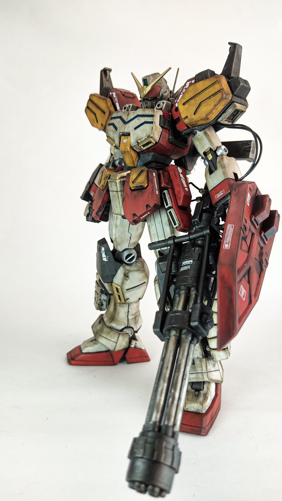 シールドガトリング装備。シールド用の穴にパイプを通してしまったため、シールドはガトリングに固定です。この状態では盾部分が少し小さく見えてしまいますね。ちょっと大きくすれば良かったかかもしれません。