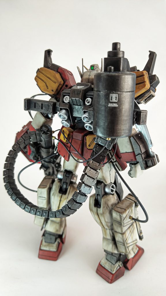 バックショットがお気に入りです。説明書で初めて知りましたが、実弾ではなくビームガトリングなんですね。なら動力パイプだな!と言う事で追加しています。キットのベルトはなんかよくわからないです。でもかっこいいのでよし。