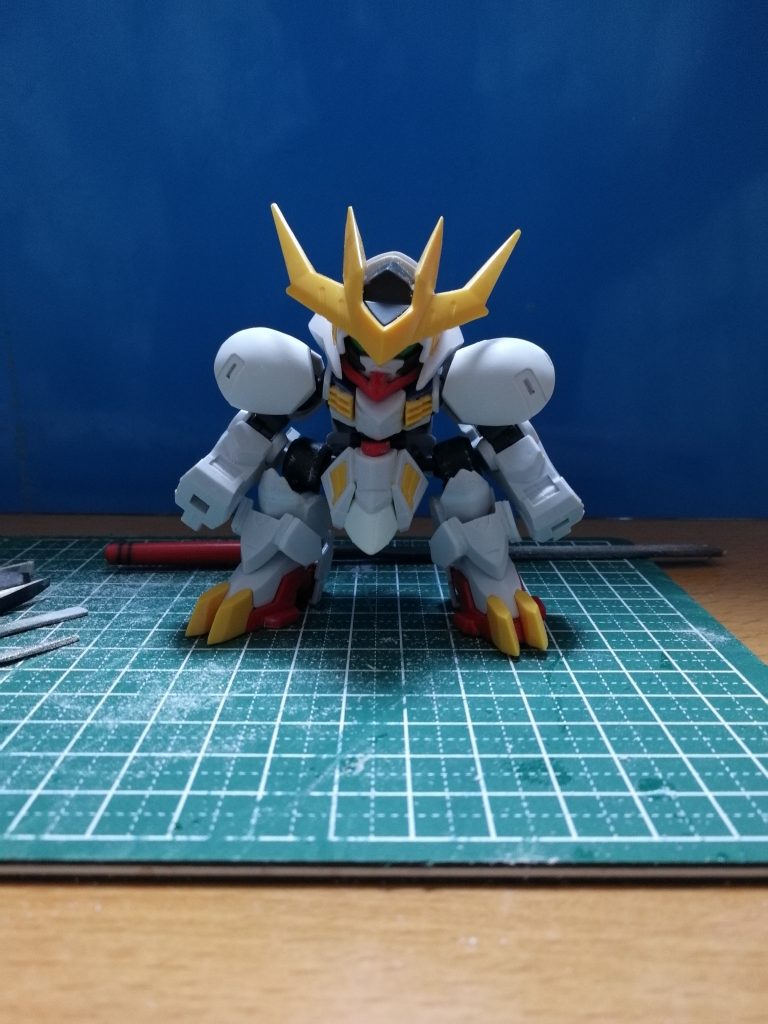 足は大きく見えるようにすね当ての左右にプラ板で太くしてます。つま先もランナー使って大型化。膝もプラ板で2mm ほど長くしました。今回はバルバトスらしくしたかったので、あまり他キットのパーツは使っていません