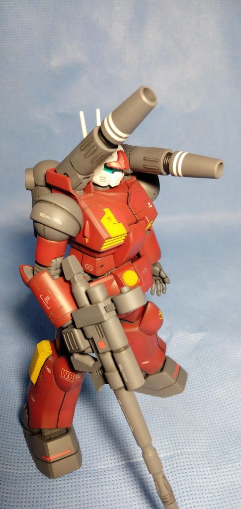 基本パチ組みですが継ぎ目消しして全身に筋彫りをいれてあります。赤一色では面白くないので黄色を入れてみました良い感じが得られたと思います。