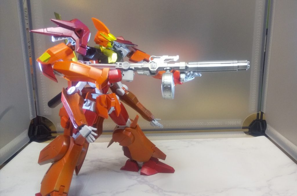 ほぼ無尽蔵のエネルギーや副腕を生かし、GNウェポンを湯水のように使うことができる。しかし、戦場に向かう際には随伴機や輸送機などによる兵装の運搬が必須なことに加え、武装ありきのモビルスーツであるため武装に何らかのトラブル・破砕された場合戦闘行為自体が不可能になると言う欠点もある。