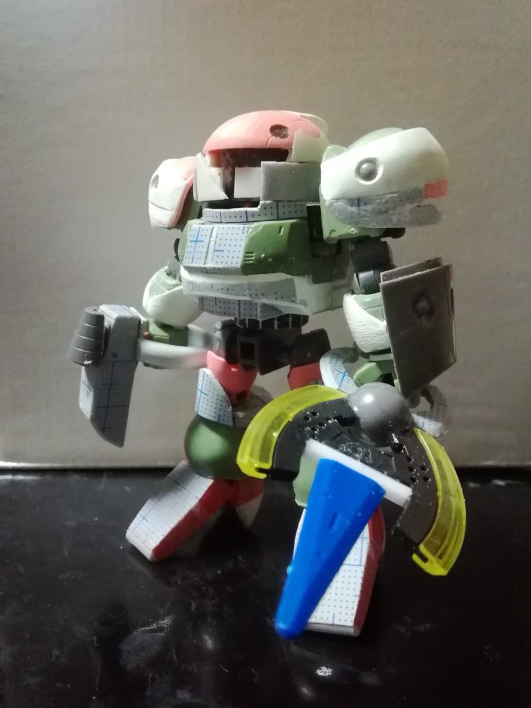 武装も、ジャンクパーツを利用してます。ヒートファンはヒートホーク2本とSDガンダムエクシアのソードを組み合わせました。ハンドビームガンはシルエットブースターのスプレーガンを改造。Iフィールドジェネレータは市販のバーニアパーツを縦に半割りしたものを流用しています。