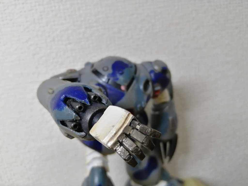 右手は何かのMGの手で、バイスクロウのあった所には機関砲を仕込みました