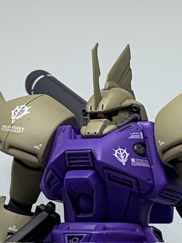 デカールはHJのマスオデカールとGHL最新号の付録を使っています。ともかくアゴを引けるように首周りを修正。