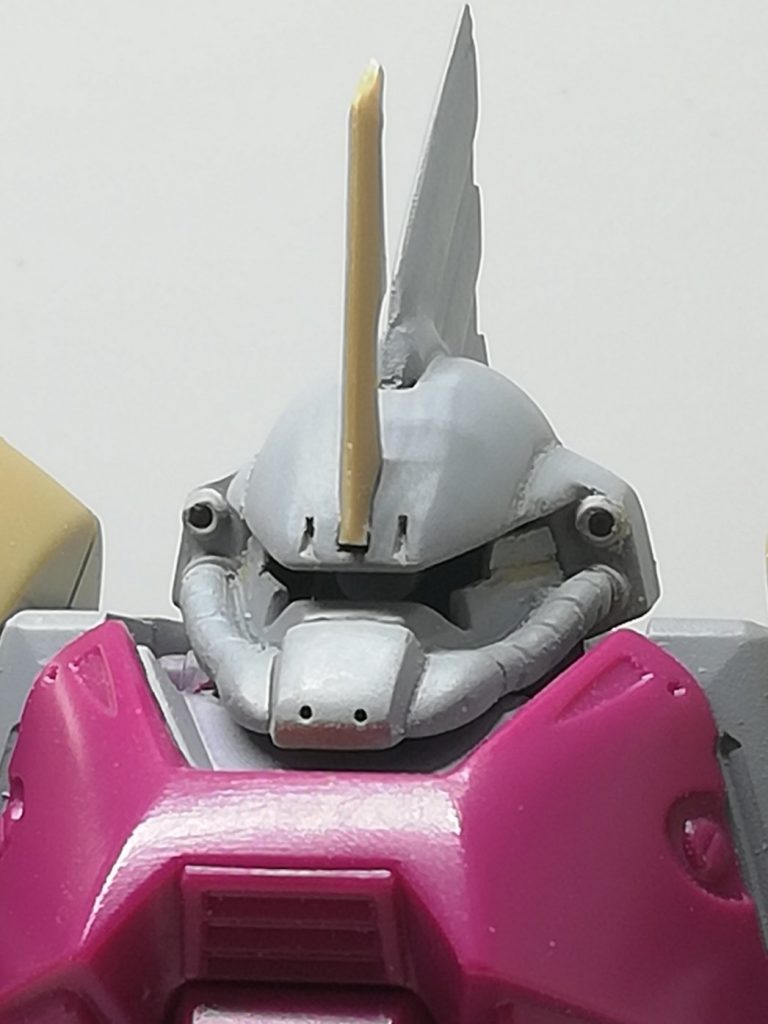 モノアイのスリットにプラ板を貼り足して開口部分を小さく。小顔化するのが狙い。