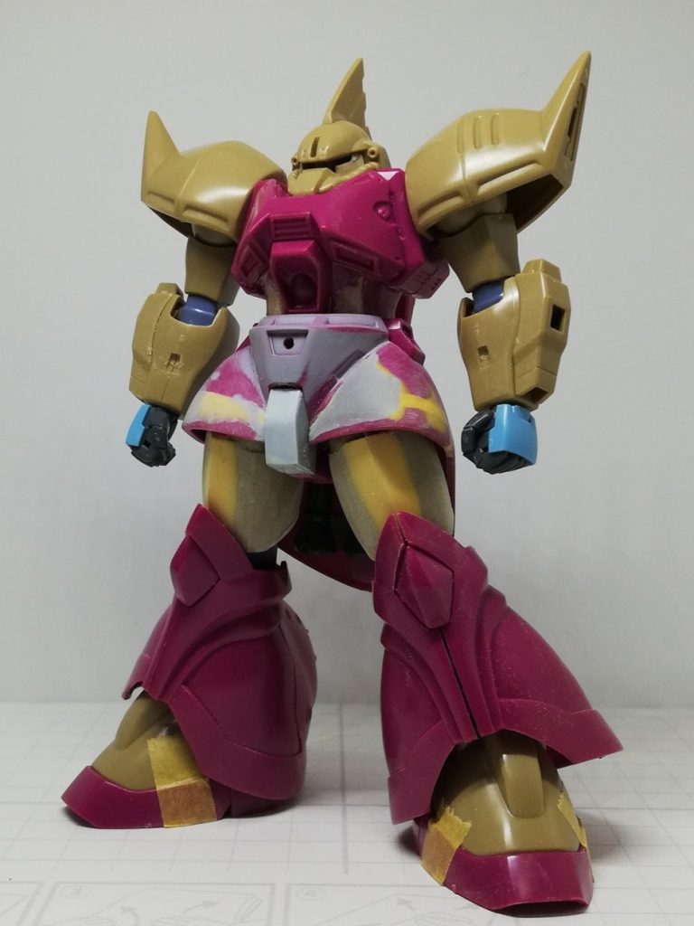 スカートをパテで整形し、ふんどしを大きく作り直し。その後腹ブロックも延長してます。さらに肩アーマーを胴体に密着するように加工。