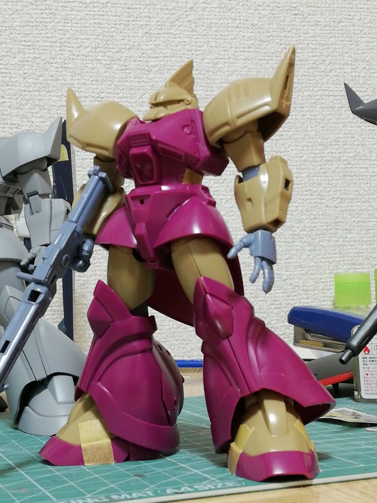 まずアゴを引いて太腿を前進させればカッコよくなると思ったのですが……