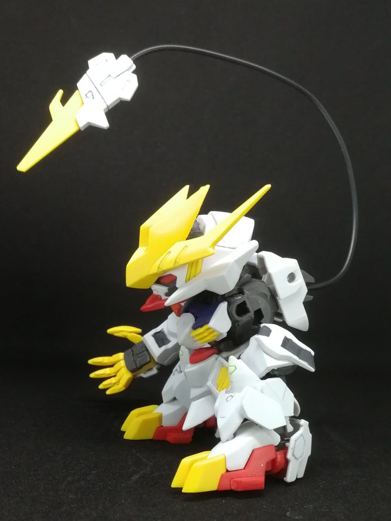 頭は小顔化のため、中身(目の交換部)の上の部分の削って上に詰めて、側頭のアーマーを削ってます。顎の角度変えてます。その関係で首の位置が変わり、顎が上げられます。