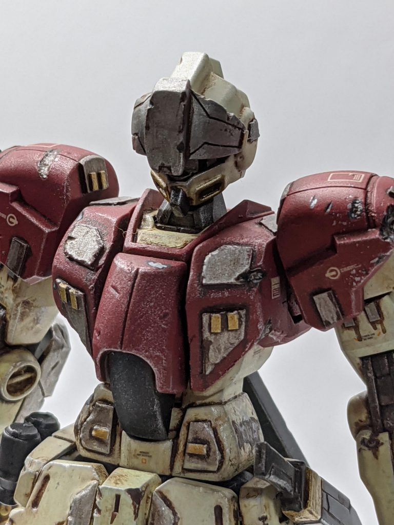 追加装甲を各所に付け頭部バイザーは鎧みたいにして見ました。少しダメージとウェザリングし過ぎました(T_T)