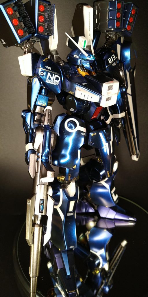 ミサイルポッド展開　右肩などには先日発売GHL付録のデカール　左肩の013は型番のORX-013より　膝関節のゴールドは思いっきりRGHi-νガンダムに影響されています