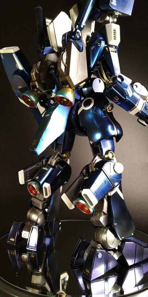 背面　バーニアの「焼け塗装」に初挑戦　なんとか上手くいったのではないでしょうか？　細かいですがかかと付近にモールドパーツ追加しています