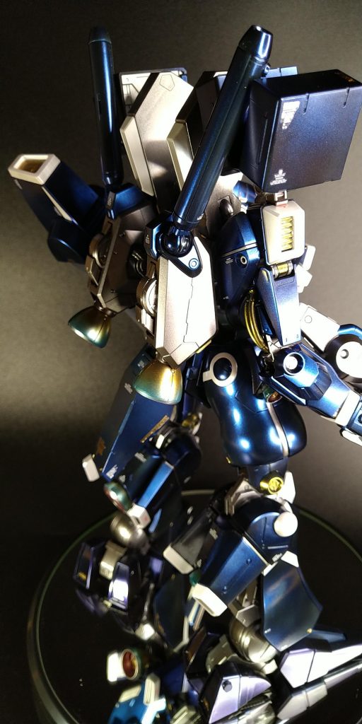 正面から見える襟首あたりのゴールドはパールゴールドですが、他はクリスタルカラーのトパーズゴールドを使用