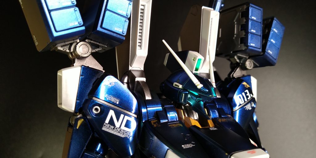 上半身アップ・ミサイルポッド閉　部品を１点紛失し注文した際についでにデカールをもう一枚頼んでおいたので余ったコーションをミサイルポッドの蓋に貼っています　カメラアイ含むセンサー類を発光できる蛍光塗料+UVライトには本当に助けられます