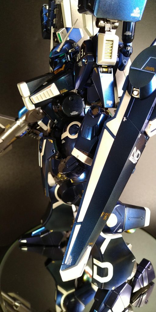 要所要所にゴールドをアクセントに入れています　個人的には左脚の「D」デカールが一発で無事に貼れた事に安堵しています