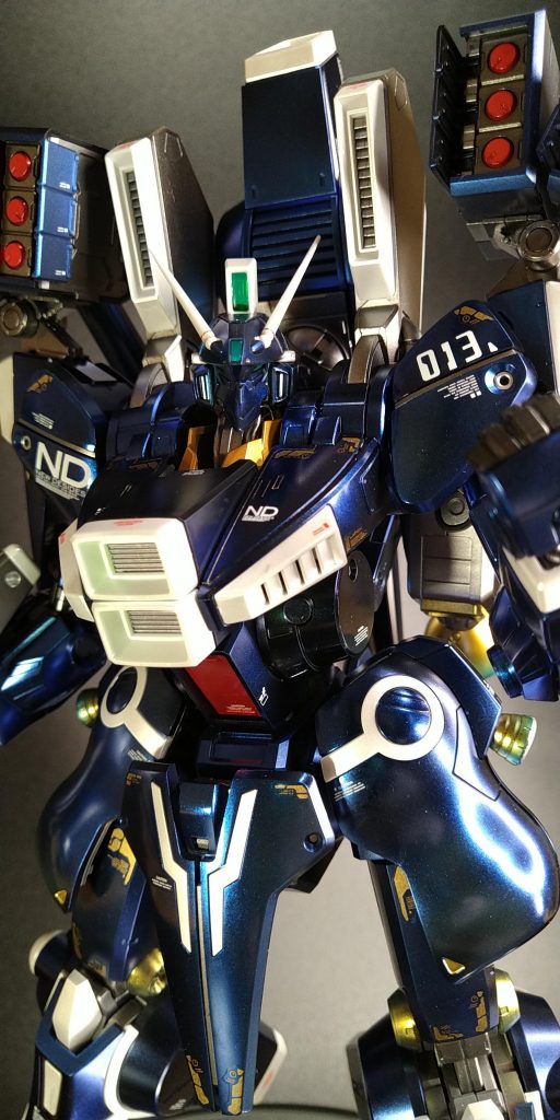 シールドを背中に装備した状態　デカールが上半身中心に貼ってあるのが判ります　市販のラインデカール「ゴールド」を使ってみましたが思ったほど「金」では無いですが脇役としては十分