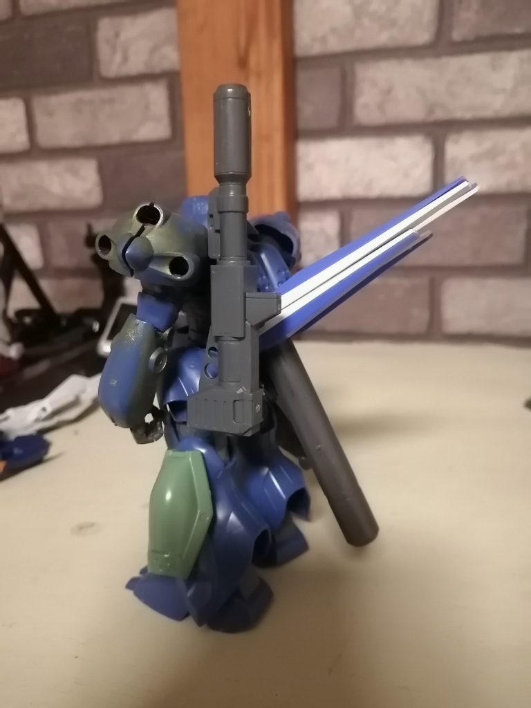 ケンプファーのバズーカラックの三ミリ穴には、ビルドファイターズトライのパーフェクトガンダム3のバズーカを使っています