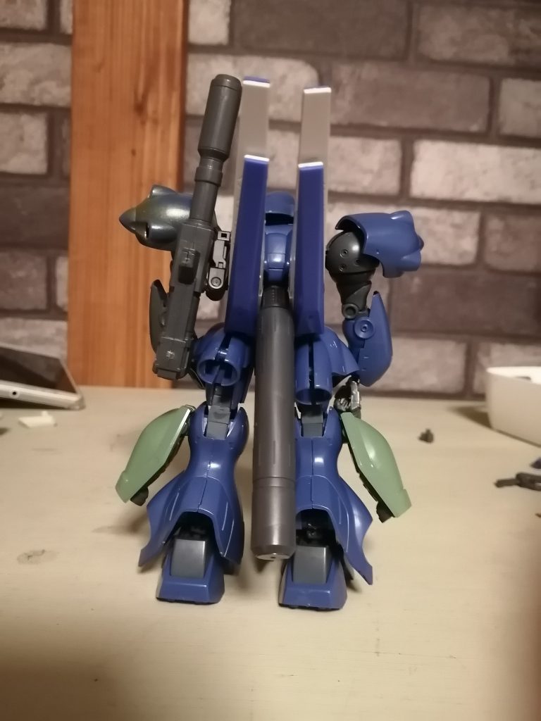 後ろのエネルギータンクとファンネル。まだ塗装していないので、塗装したらまた投稿します仮組なので、一部パーツを外しています。