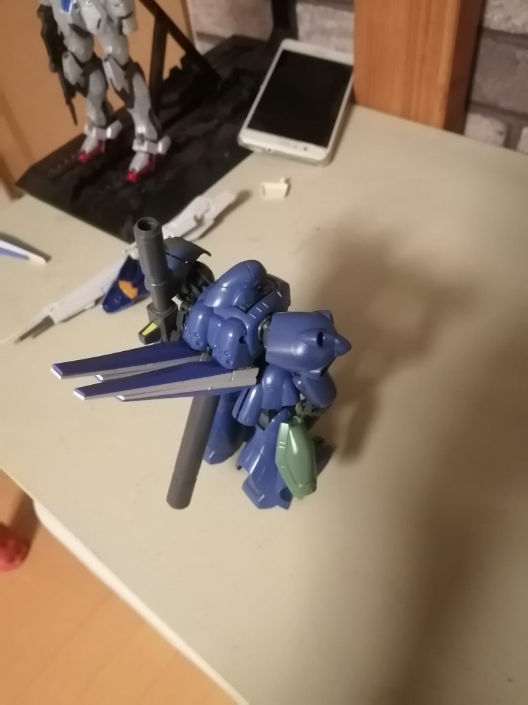 後ろのスラスターを削ってファンネルのエネルギータンクを付けています。大スラスターの所には、ファンネルを付けています。