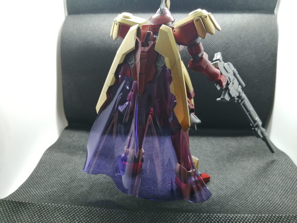 背中。やはりというかバッチリ似合いますね。