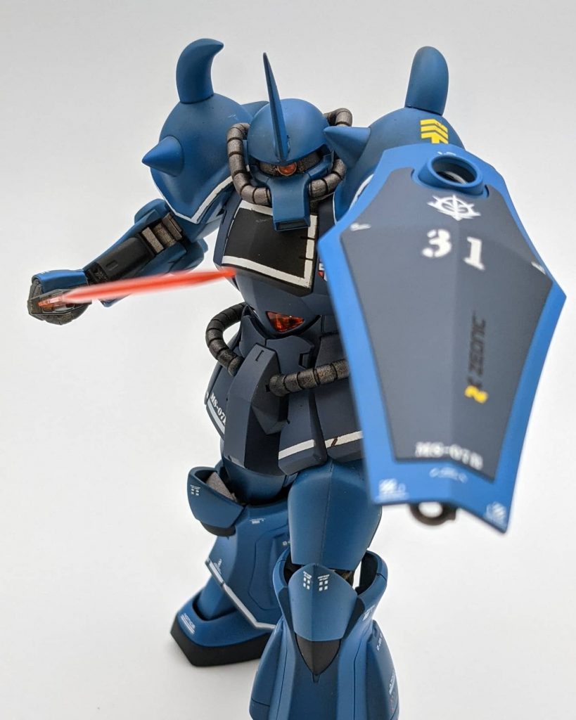 制作工程2(下地黒色の全塗装工程)・ラインを入れたい周辺に艶有りホワイトを塗装・マスキングテープを1〜2mmの細切りにして貼り付け・全体にMr.サーフェイサー1500ブラックをエアブラシ塗装・胸部と腰は、水色・青・黒を調色・その他は、タミヤの青色を塗装・全体を半ツヤでトップコートで完成です!