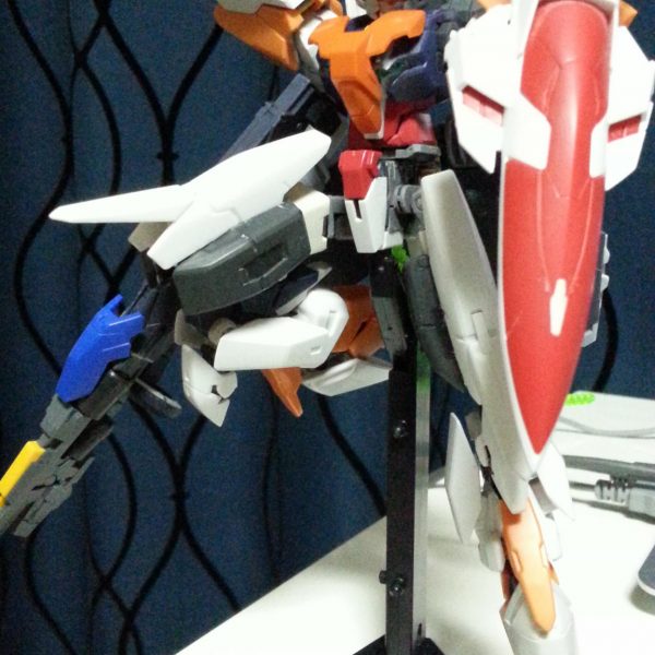 脚部パーツを改造してつま先立ちに。コアガンダム時の足先が二―アーマーになる様にしてみました！（2枚目）