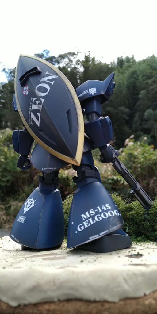 「ザクとは違うのだよ!ザクとは!!」「グフとは違うのだよ!グフとは!!」「ドムとは違うのだよ!ドムとは!!」←今ココ…と、新型機受領の喜びを誰よりも素直に表現してくれるランバ・ラルだけにいかにも「新型機貰いました!」と主張するデカールを随所に貼っています真相はMGシャア専用ゲルググのデカールを多く流用しているから…。