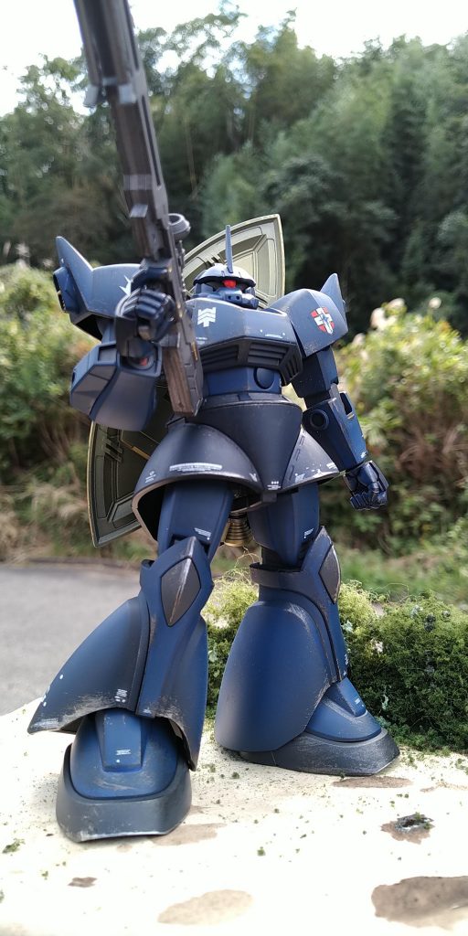 普段は光沢塗装ばかりしているのでドライブラシは新鮮 メインを黒鉄色 特に擦れがひどそうな場所はシルバーを入れています ベースはIKEAで売ってたコルクの鍋敷きに100均の木質粘土 なぜか買っていた鉄道模型用植物です