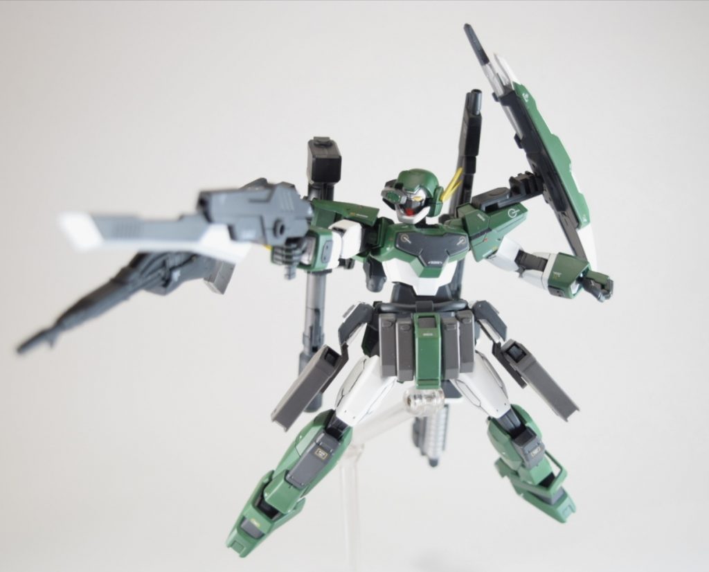 戦闘開始時は刀身の付いたショートライフルで牽制、ここから敵や状況により武装を切り替えていきます。