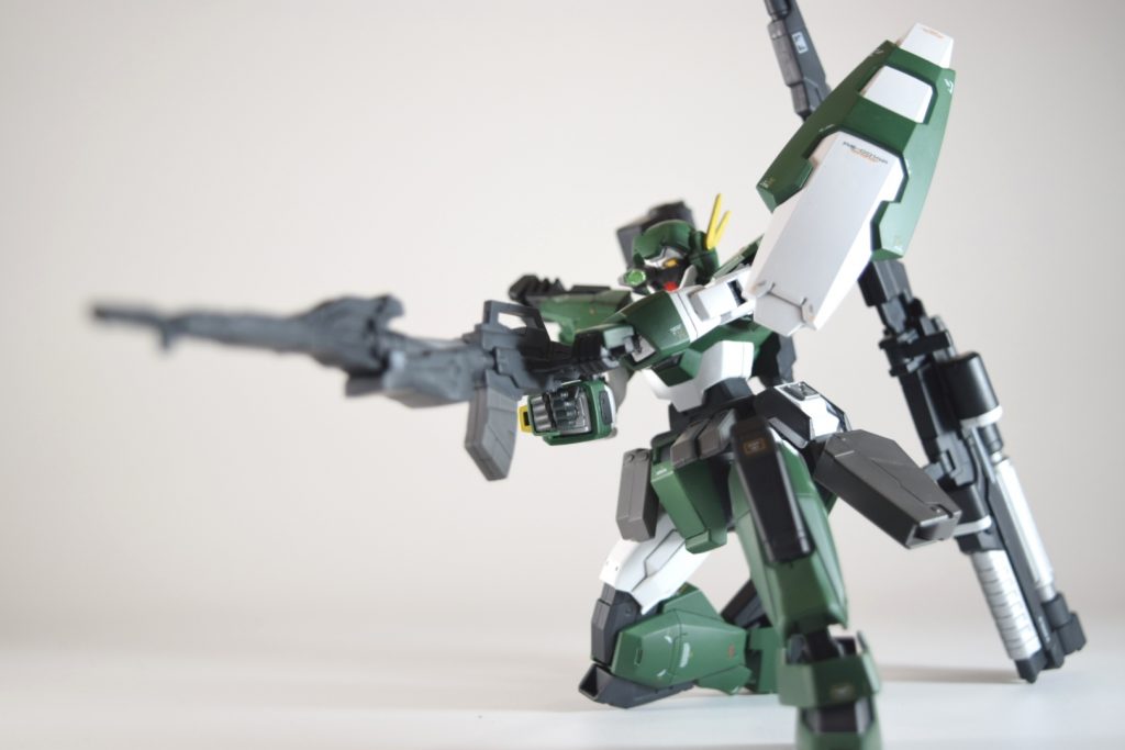 右肩に取り付けているロングライフルは狙撃用。遠距離から敵を撃ち抜く。