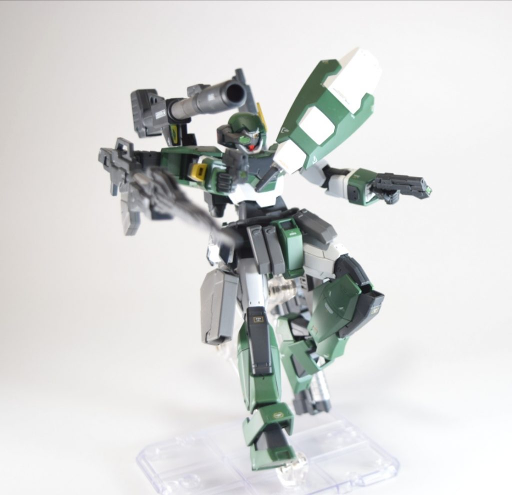 両サイドにピストルを装備。またバックパックのバズーカは手で操作せずとも撃てる仕様。