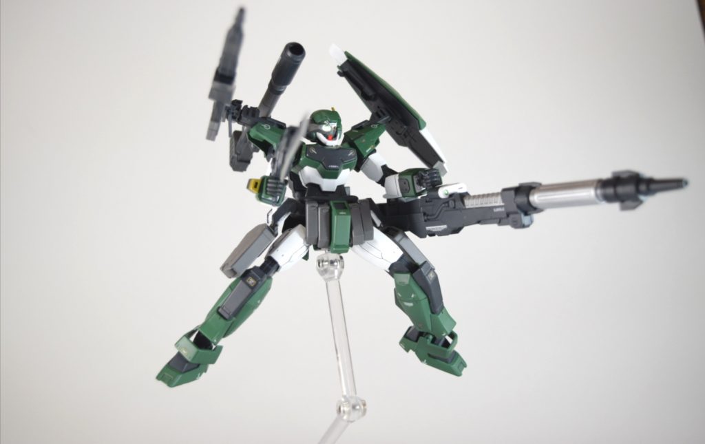 一斉掃射。左手で握ってるランチャーは遠距離武装の中でも最も高い威力を誇る。