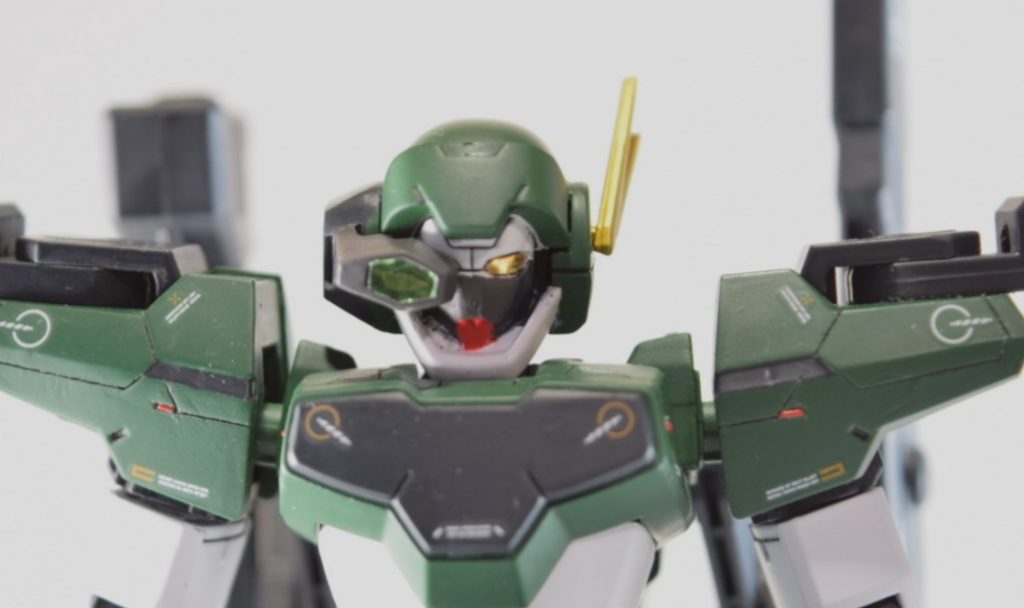 AGE連邦量産機特有のバイザーは取り除き、代わりに片目に高感度センサーを装着したという設定です。