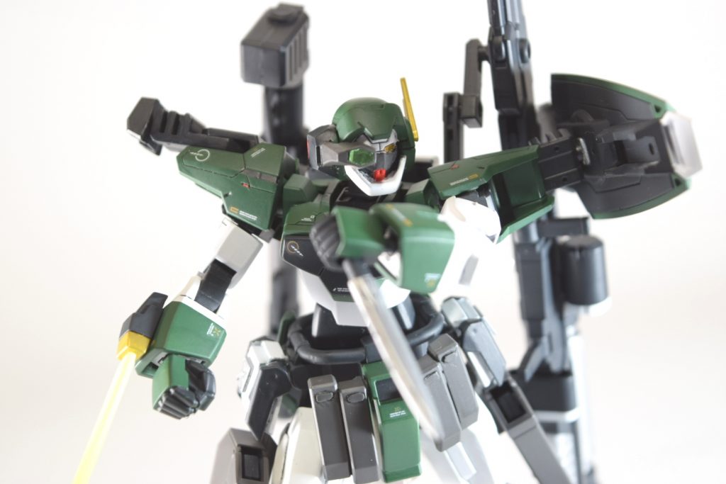 遠距離武装を全て撃ち尽くしても右腕にビームサーベル、盾の裏にはナイフをマウントしており、近接戦闘も難なくこなす。