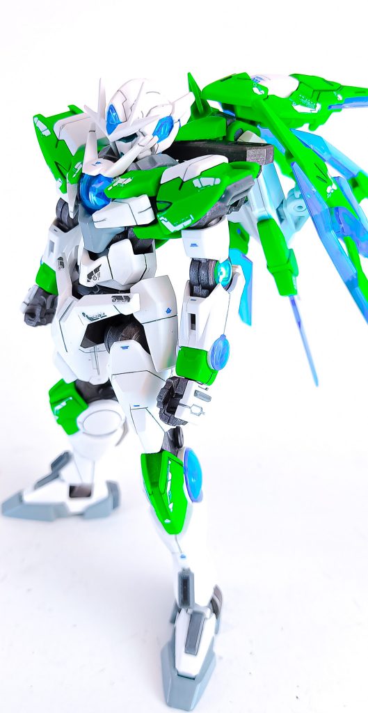 一部RGクアンタのデカールを使用しています。その他市販のディテールアップパーツを貼り付けたりしました。デザインナイフでスジボリらしきものを試みていますがガタガタですね。明らかに手法を間違えていました。