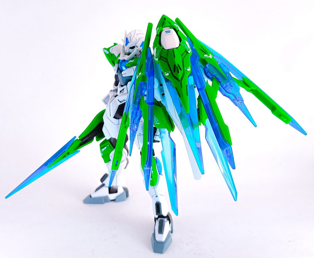 クリアパーツのゲート処理が甘いのでかなり残っています。爪磨きで綺麗になる、という話も聞いていたのですが怖くて試せませんでした。テスト用にランナー捨てるんじゃなかった。