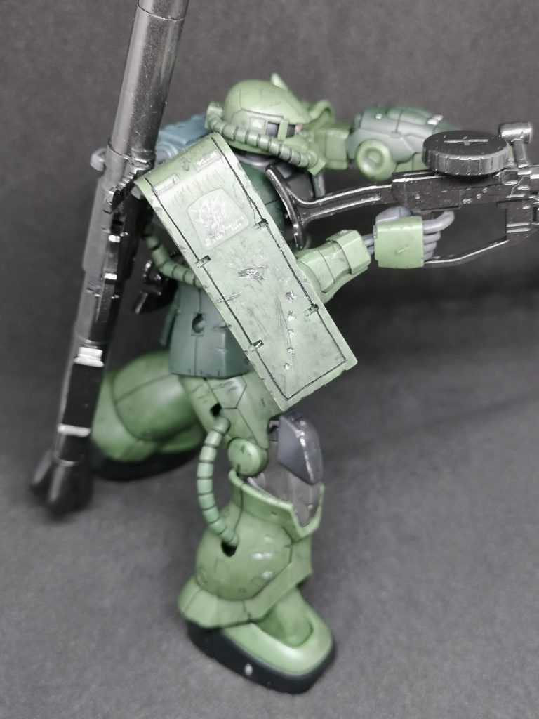 銃撃の痕や各所の削れや傷をデザインナイフで付け、ちょっと光って分かりにくいですがデカールも削って劣化した感じにしています。スカートに干渉する太腿にも擦れた感じを追加。宇宙のみでの運用をイメージしていたので、泥などは付けませんでした。