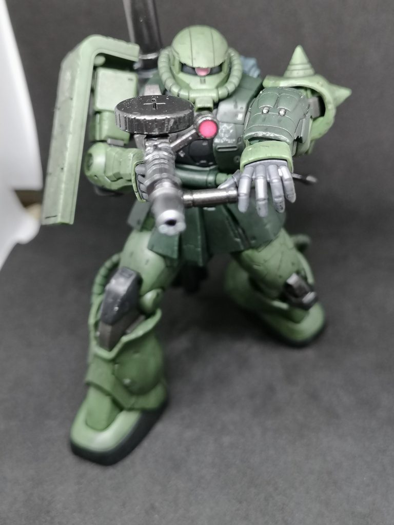 武器は水性カラーの黒鉄色で筆塗りしています。艶消しを吹いた後にウェザリングカラーでウォッシング、銃口や膝などにシルバーで塗装剥げを施しています。