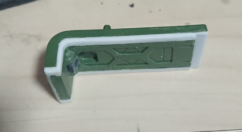 シールドはオリジン版のザクのシールドに重ねて隙間をプラ板で埋めました