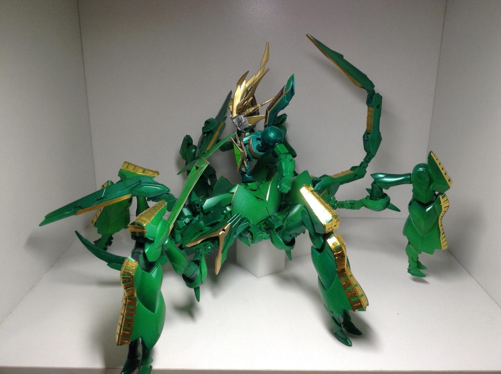 カブトムシのような下半身はジャンクの集合体です。創傑伝の軍馬とか色々使いました。そして脚はバクト。正直、バクトを３つ入手するのが一番苦労しました…昨今ガンプラが入手困難なので💦