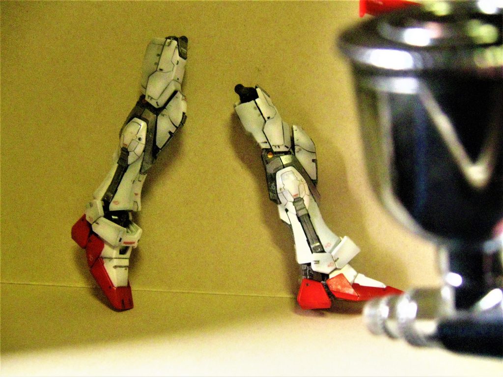 吹きすぎの場合はガイアノーツのアルティメットホワイトをハイライトを兼ねてエア圧を低圧で吹き付けます。