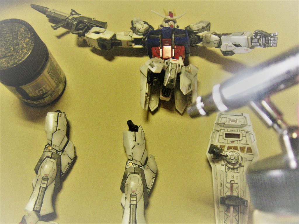 クレオスのクリアーブラックを超細吹きで慎重にパネルラインにシャドーを吹きます。