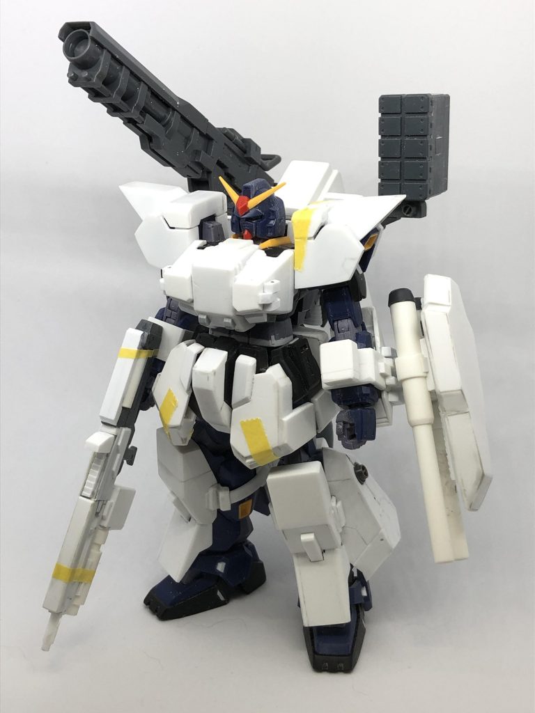 ティターンズから奪取したガンダムのカラー変更という設定ですから、ティターンズ版のMkⅡから制作。武装は基本的にプラ板とプラパイプで制作。ミサイルランチャーと大型ビーム砲は市販のものから流用です。