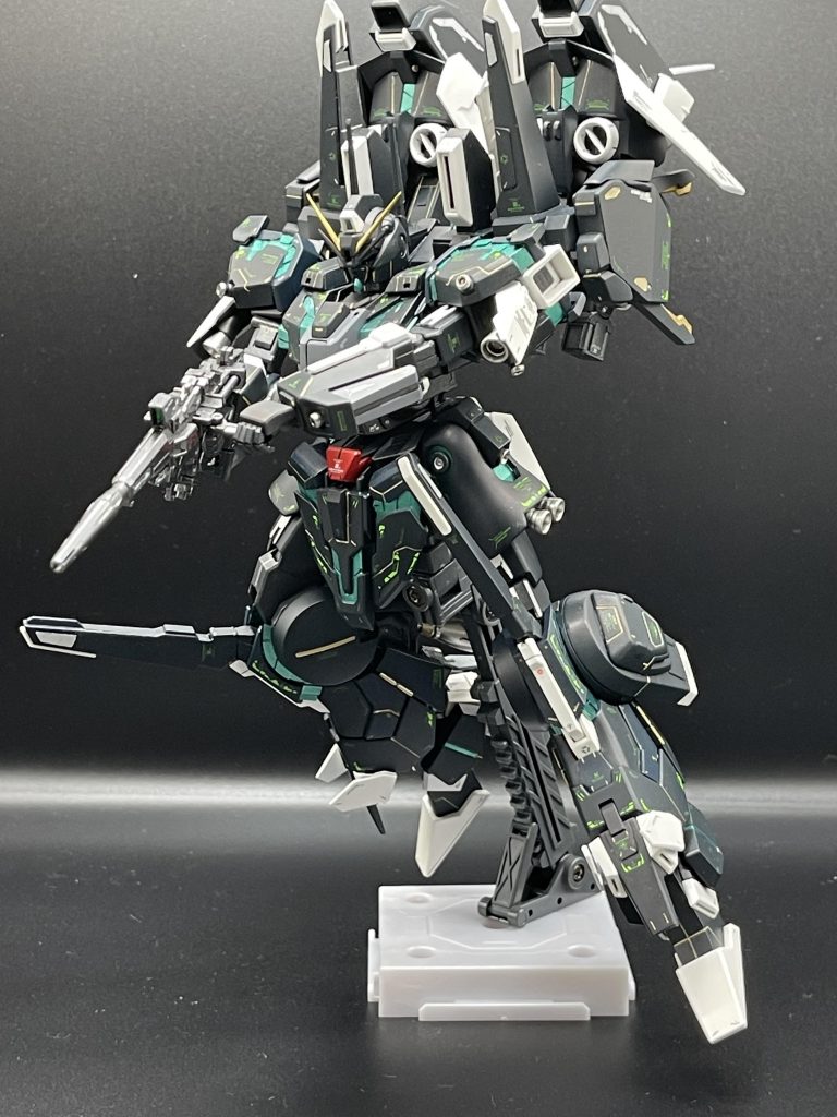 ビームマグナム両手持ちの図。