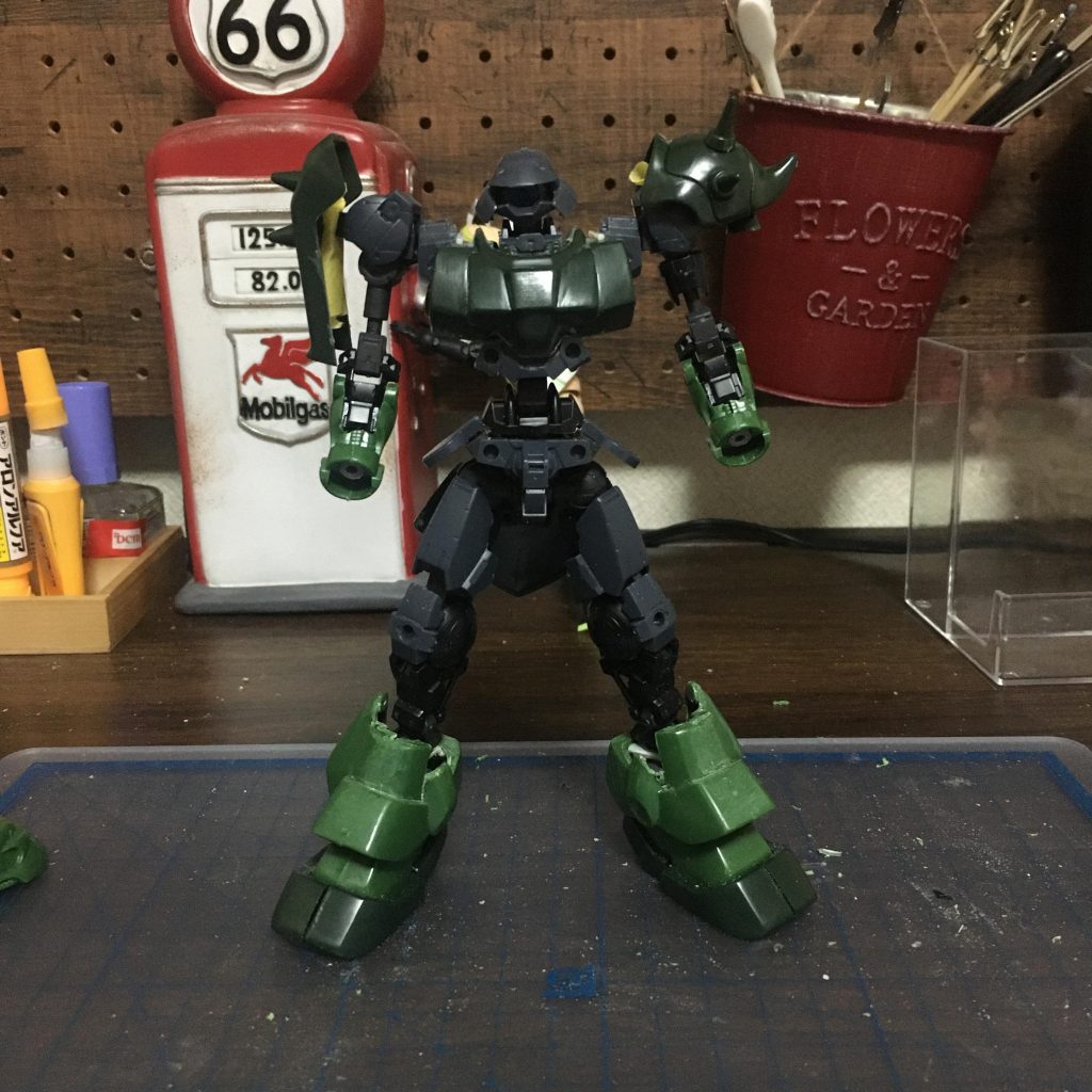 とりあえず、二人を切って貼ってしながらニコイチにしていきます。うーん…ナニコレ…