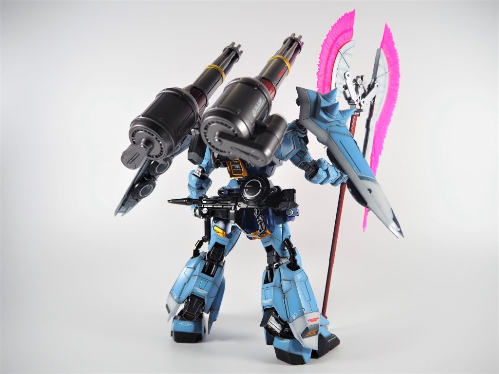 リアビームガトリングが大きくなってとってもボリューミーここもMGの独自アレンジですが、マッシブなMGのザクウォーリアにマッチしていてとてもいいアレンジだと思います