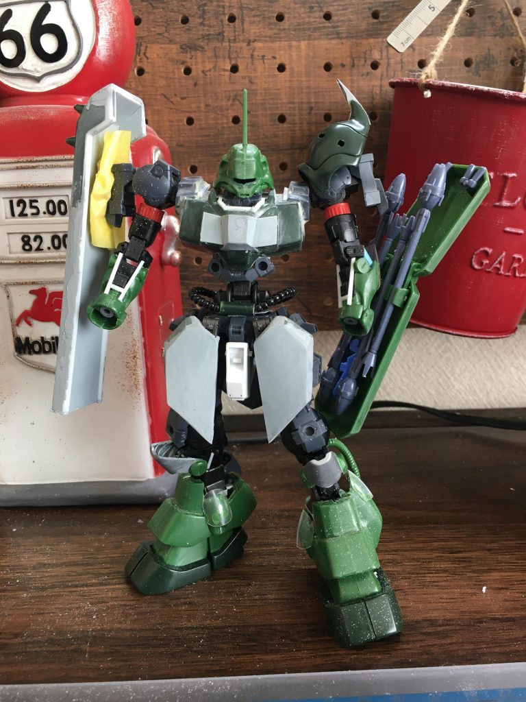 フロントスカートはプラ板で自作、そのほか色々なジャンクパーツやプラ材で足りない箇所を補完していきます。